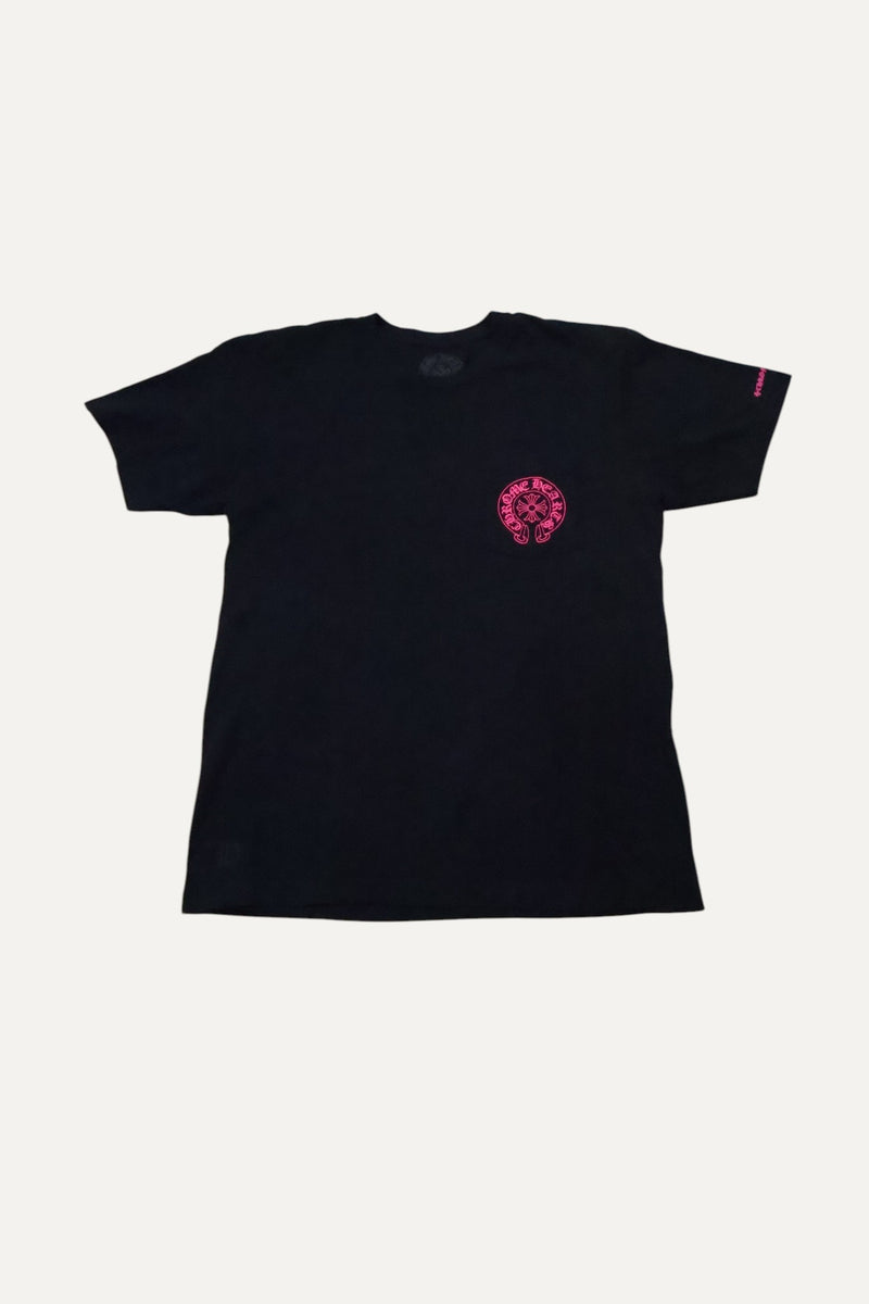 pink horseshoe logo black t shirt