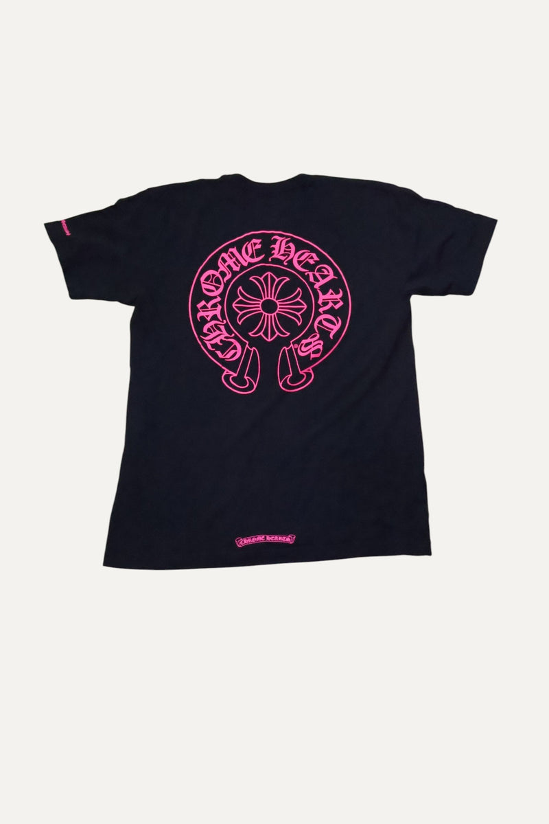 pink horseshoe logo black t shirt